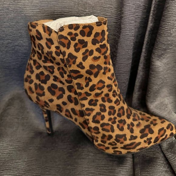 NEW Booties Leopard skin pattern 8.5 size - Picture 1 of 4